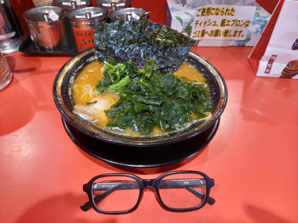 「ラーメン小(うすめ・かため・おおめ)わかめ800円+50円」@環2家 蒲田店の写真