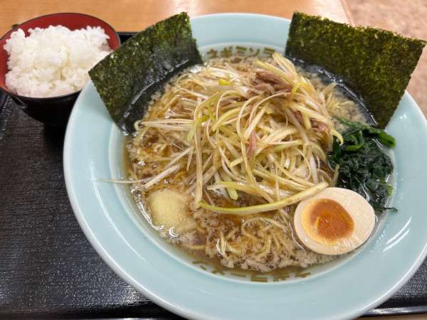 「ネギラーメン(並)980円＋小ライス90円」@ラーメンショップ椿 稲城店の写真