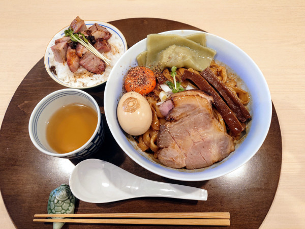 「特製あぶらそば こってり鶏油+炙り肉飯」@手打麺祭 かめ囲の写真