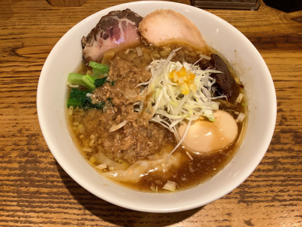 「特製醤油中華そば+黒毛和牛 味脂」@中華そば べぃしっくの写真