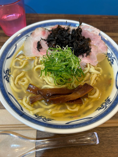 「名古屋コーチン(丸鶏)と煮干し3種の塩ラーメン」@むかん 初台の写真