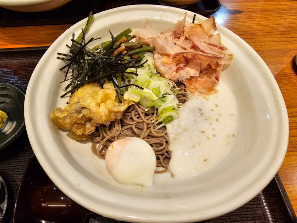 「ぶっかけ4種そば（舞茸天・どろろ・温玉・山菜）　1080円」@信州そば処 そじ坊 津駅チャム店の写真