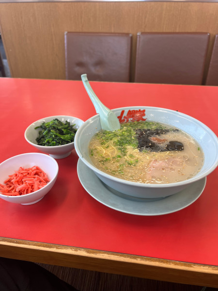 「朝ラー中盛　紅生姜　ほうれん草」@山岡家 越谷レイクタウン店の写真