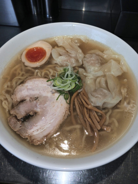 「塩ワンタンメン(大盛)」@自家製麺 らあめん吟の写真