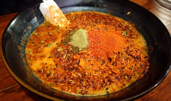 「嬢王蜂ラーメン カラマシ、シビマシ」@麺屋 女王蜂の写真