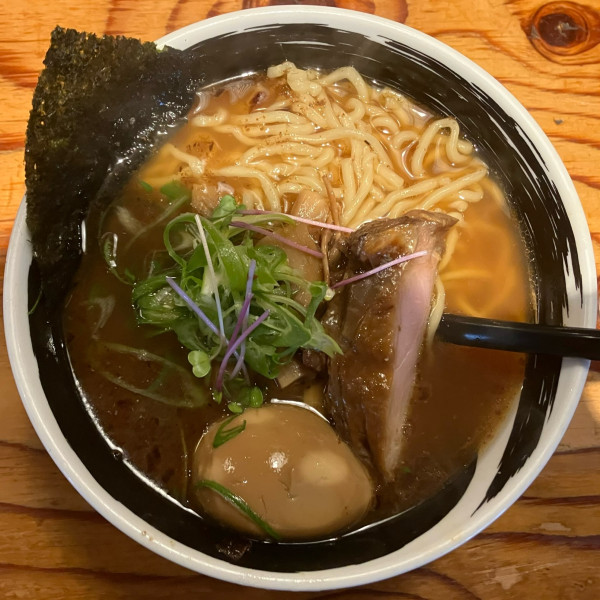 「醤そば味玉乗せ 950円(大盛無料)」@麺場 浜虎 横浜店の写真