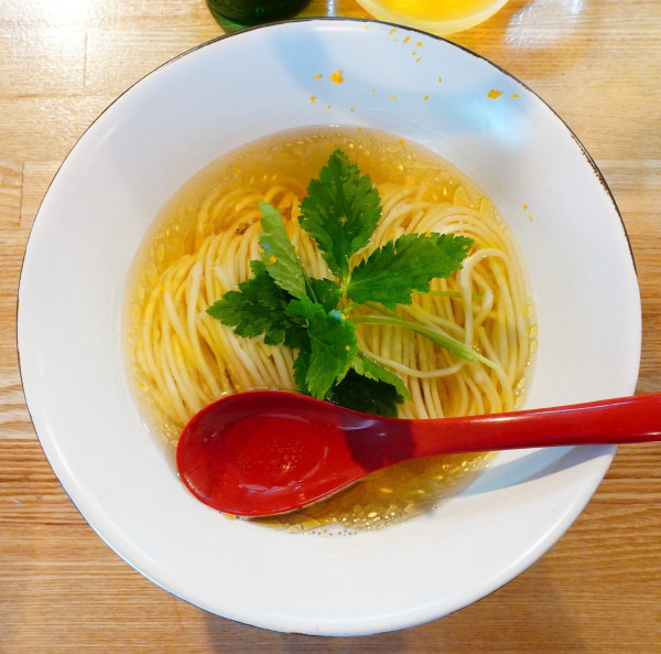 「（梅）かけそば 白醤油＋具材の盛り合わせ＋ハートランド」@自家製麺 くろ松の写真