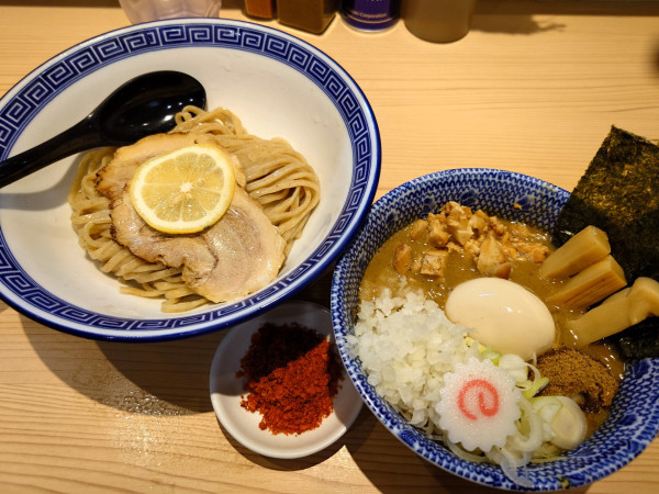 「特製辛つけ麺(麺少なめ、1400円)」@狼煙 浦和店の写真