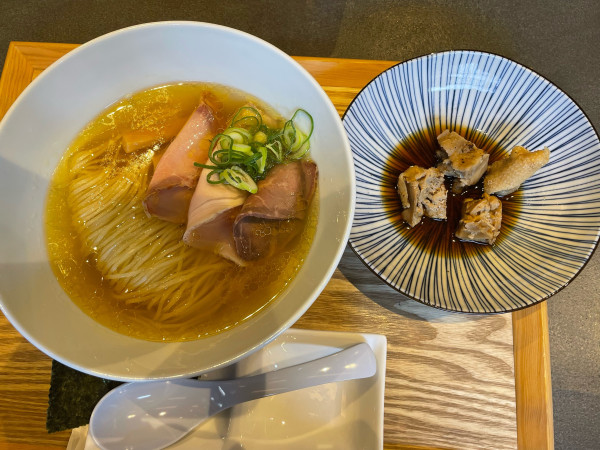 「地鶏光麺艶塩 鶏角煮¥1,300」@支那そば 鋳の写真