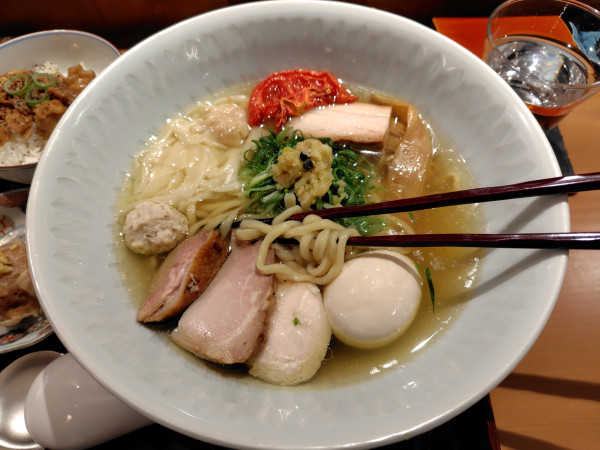 「特製塩そば(手揉み麺)·名物焼売·鴨と地鶏のあぶら飯」@饗 くろ㐂の写真