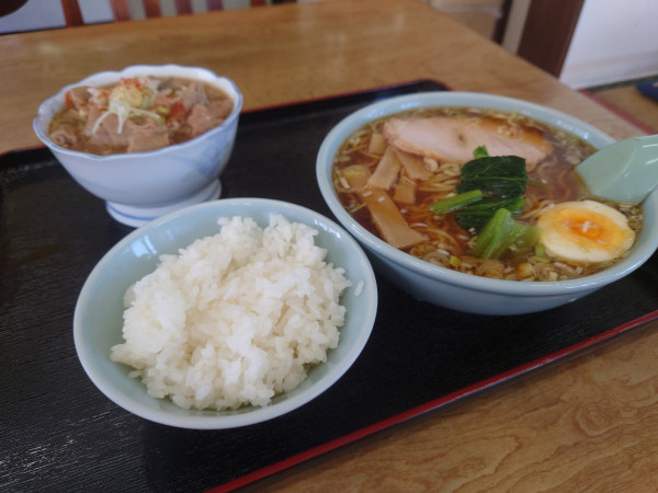 「Bセット780円 ラーメン、もつ煮、ライス、漬物」@ラーメン永幸の写真