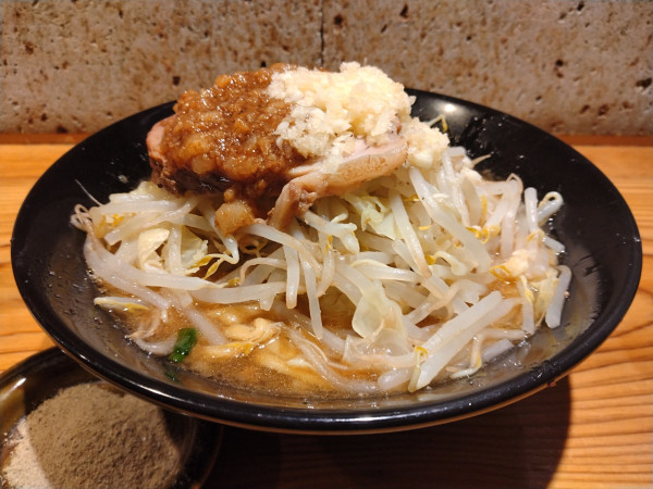 「ラーメン(小)+アブラ+魚粉」@Wez Noodlesの写真