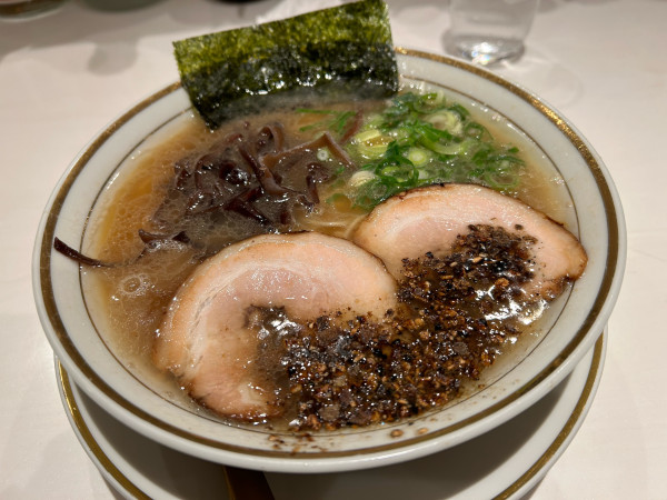 「濃厚豚骨玉名らーめん950円+替玉150円」@くまめんの写真