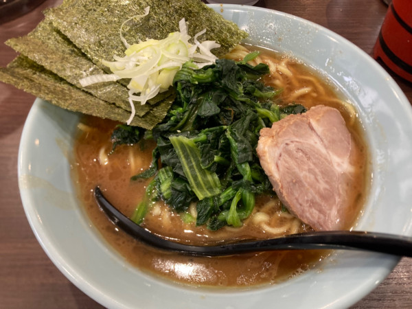 「ラーメン＋半ライス＋ほうれん草」@横浜家系らーめん 侍 上野店の写真