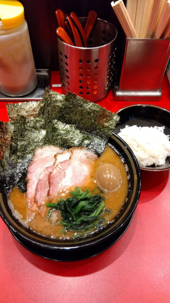 「王道乃印ラーメン+サービスライス」@家系ラーメン 王道乃印 柏店の写真