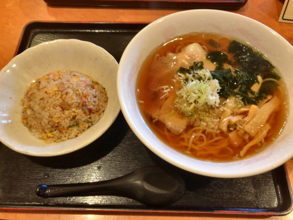 「ラーメン（醤油）➕半チャーハン（750円）」@麺 三福の写真