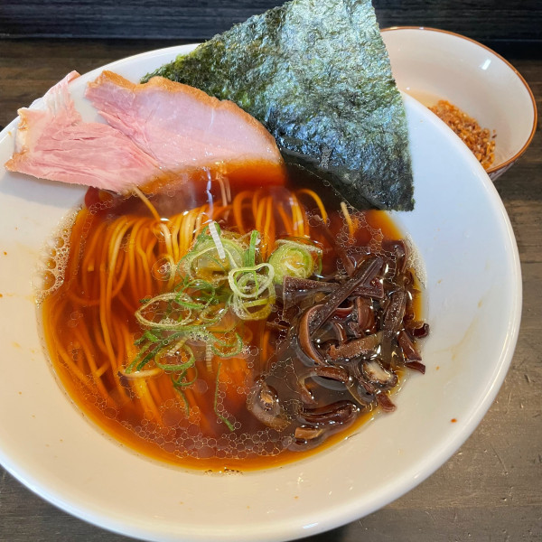 「朝ラーメン 醤油 600円 つけ玉 100円」@燵家製麺の写真