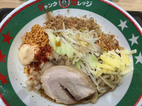 「まぜそば 790円 ニンニク以外全マシ」@ジャンクガレッジ イオン北戸田店の写真