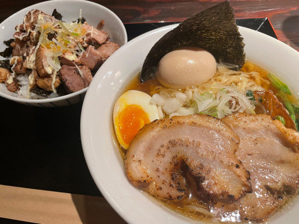 「味玉生醤油らーめん＋チャーシュー１枚＋炙りチャーシューご飯」@麺処 三虎の写真