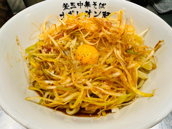 「辛ネギ釜玉中華そば(大)【850円】」@釜玉中華そば ナポレオン軒 府中店の写真