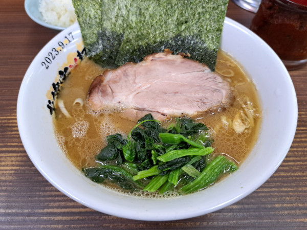 「らーめん濃い目かため多め」@横浜家系らーめん 武蔵家 川口店の写真