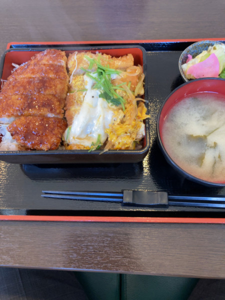 「醤油ラーメン＋ソース＆玉子とじカツ丼」@信濃路の写真