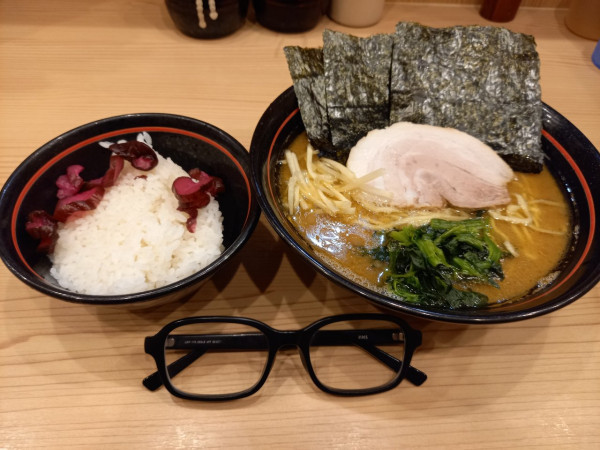 「ラーメン(おおめ)ライス無料」@家系 麺場寺井の写真