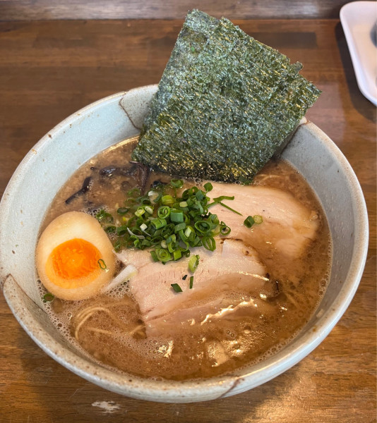「醤油豚骨らーめん極細麺(900円)＋替え玉(130円)」@豚骨らーめん いちご家の写真
