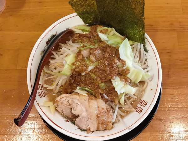 「小ラーメンヤサイ普通アブラマシマシおまけ（海苔２枚）豚１枚黒」@らーめんぶっ豚 八王子店の写真