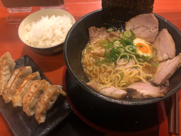 「特製紅らーめん＋餃子セット（1130円）」@紅茶ラーメン 紅の写真