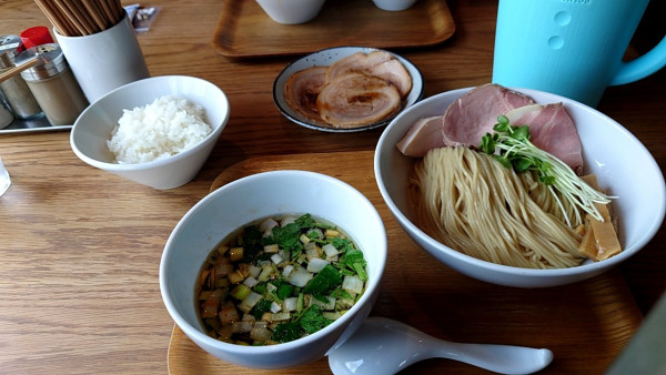 「丸鶏醤油つけ麺＋炙りチャーシュー」@麺屋 花枇の写真