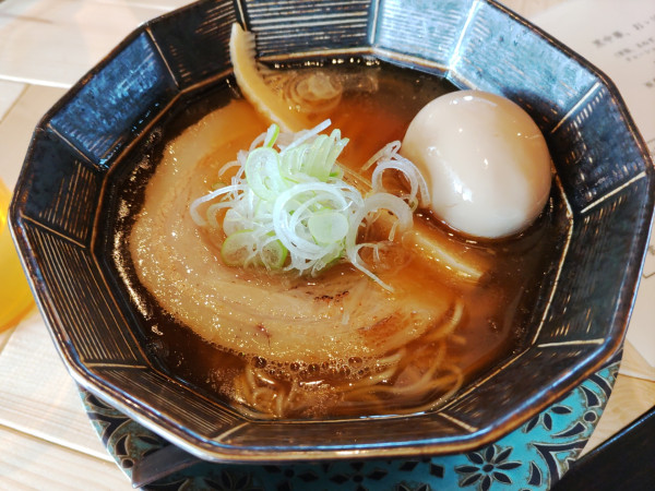 「醤油らぁめん 1000円　煮卵 150円」@古民家ヌードゥル黒揚羽森住の写真