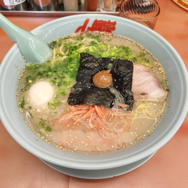 「朝ラーメン大盛紅しょうがtp味玉無料tp」@ラーメン山岡家 熊谷店の写真