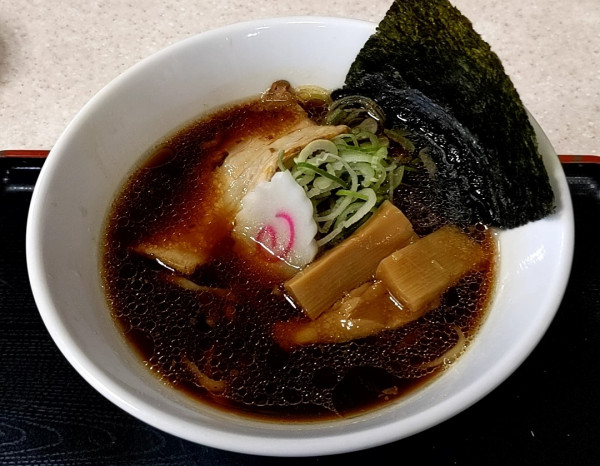 「黒醤油ラーメン」@湾岸幕張パーキングエリア上り フードコートの写真