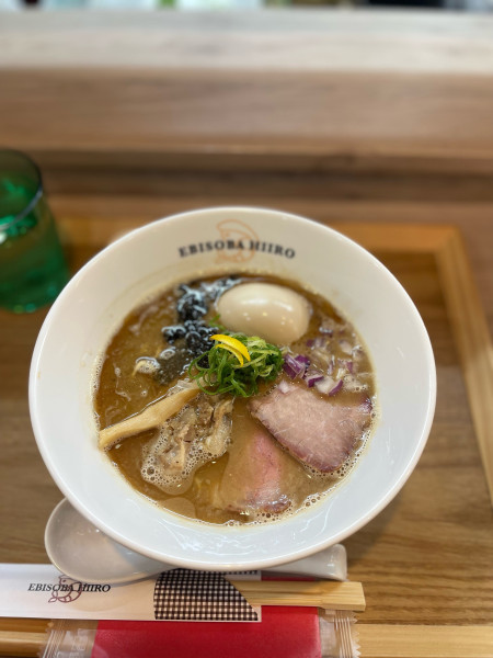 「濃厚魚介豚骨そば〜魅惑のブラックストリーム〜」@えびそば 緋彩の写真