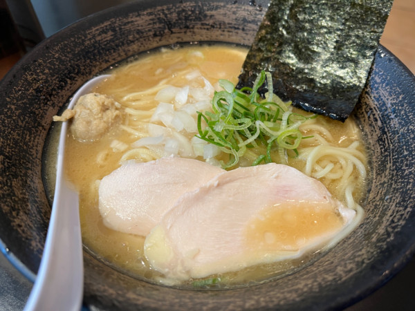 「濃厚鶏骨醤油そば」@麺屋 武一 汐留シティーセンター店の写真