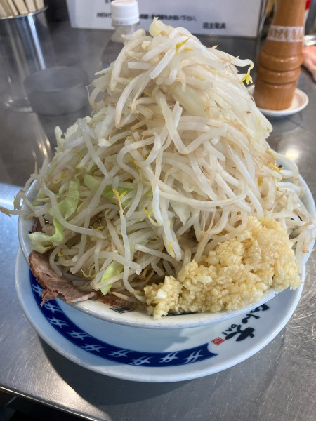 「塩らーめん900円(野菜マシ、ニンニクマシ)」@ラーメン大 下高井戸店の写真
