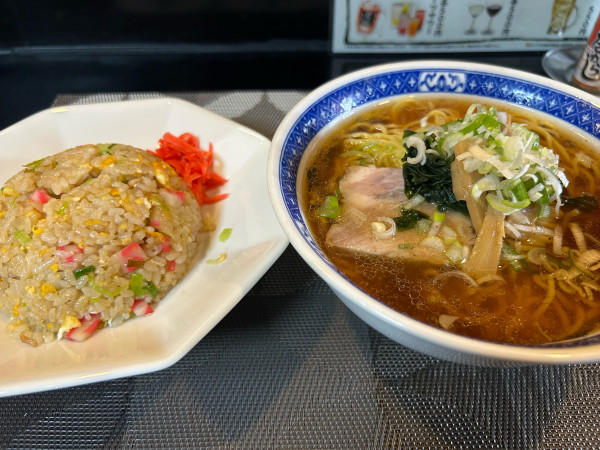 「醤油ラーメン半チャーハンセット800円」@居酒屋 さくらの写真