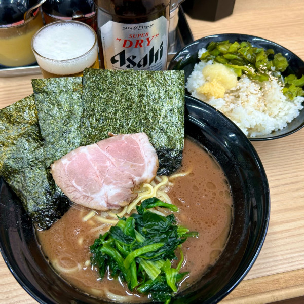 「ラーメン並（やわらかめ）＋瓶ビール＋無料ライス」@横浜ラーメン 武蔵家 御茶ノ水店の写真