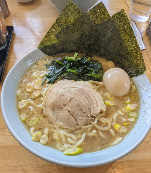 「家系とんこつ醤油らーめん(中盛) + 味玉」@横浜家系らーめん 玉家の写真