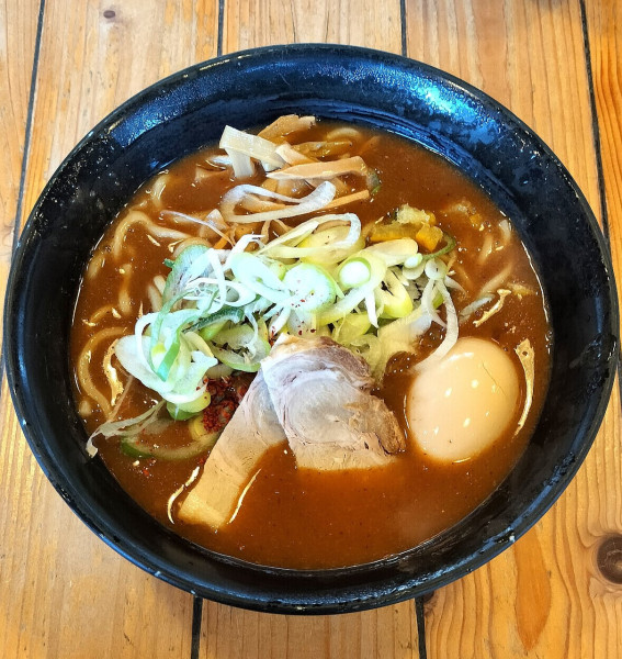 「濃厚魚介ラーメン 900円＋煮玉子 120円」@つけ麺本丸 東海市店の写真