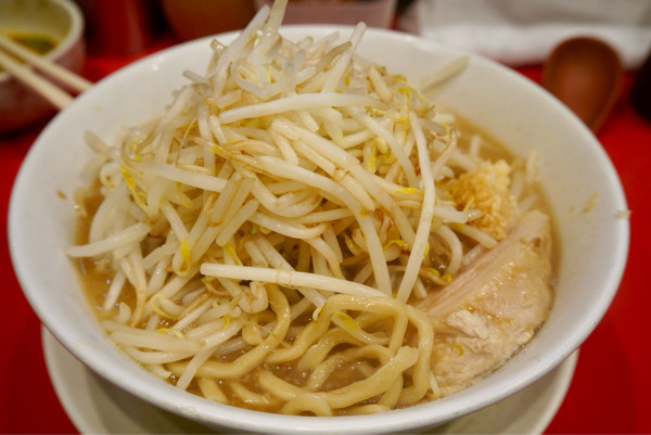 「ラーメン 少なめヤサイマシニンニクマシ」@用心棒の写真