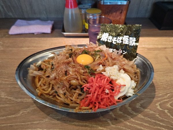「焼きそば怪獣大盛り ソースダー」@野郎ラーメン 秋葉原店の写真