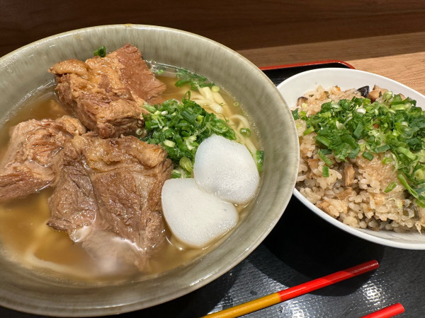 「ソーキそば980円+じゅーし200円」@沖縄そば専門 やんばる 有楽町店の写真