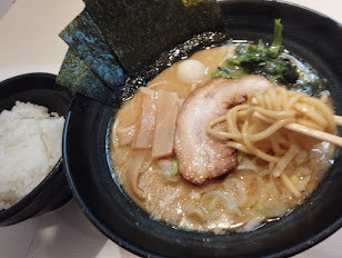 「豚骨醤油(並)(硬め)(ライス無料)(850)」@ゴル家 伊勢佐木モール店の写真