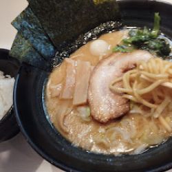 豚骨醤油(並)(硬め)(ライス無料)(850)