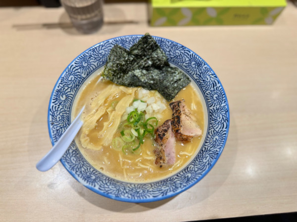 「濃厚鶏白湯らーめん 950円」@麺匠 ようすけ 鶏煮亭 用賀店の写真