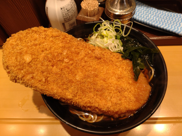 「【店舗限定】インフィニティコロッケ（そば）　９５０円」@名代 富士そば 秋葉原店の写真