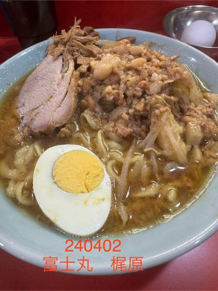 「ラーメン半分＋生玉子　1,000+100」@ラーメン富士丸 明治通り都電梶原店の写真