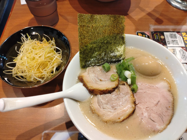 「半チャーシュー麺　煮玉子　白髪ネギ」@らーめん専門店 小川 町田小山本店の写真